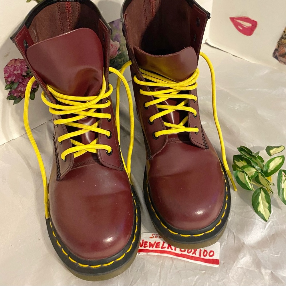 Dr Martens 8 Eye CHERRY RED 🍒 Smooth Air Wair 11821 Womens U.S. Sz 8 EUC 🔥